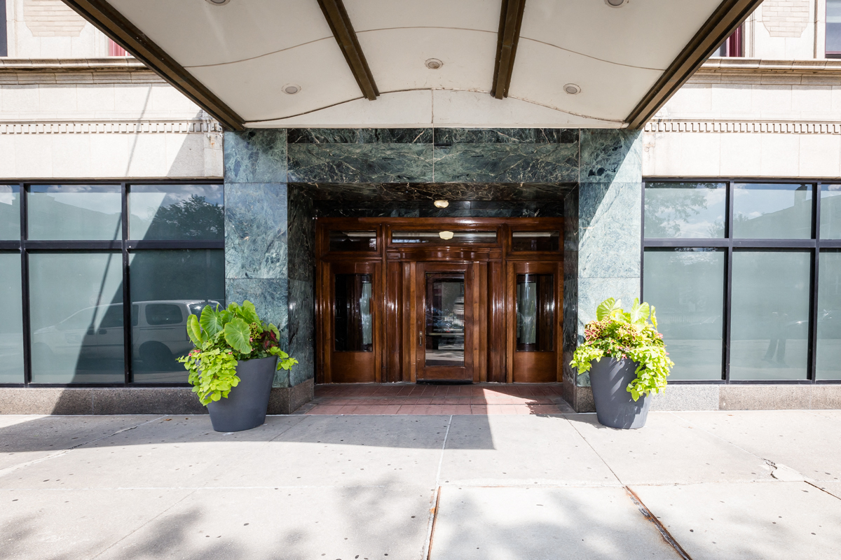 pet friendly apartment in Hyde Park assigned parking